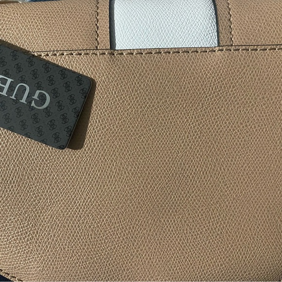 NWT Guess crossbody bag in tan and white - Picture 6 of 7